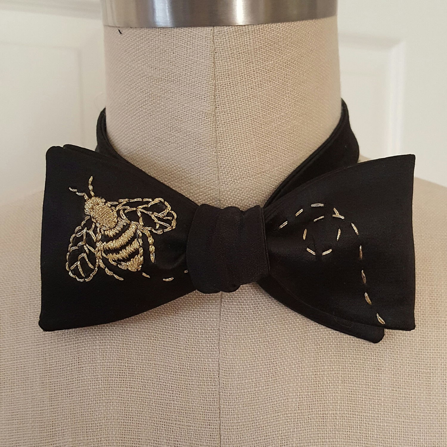 Selbstbindende Fliege | Goldene Bienen Auf Schwarzem Satin Bestickter Selbstbindende Fliege | Goldene Bienen Auf Schwarzem Satin Bestickter von LamFineDesigns