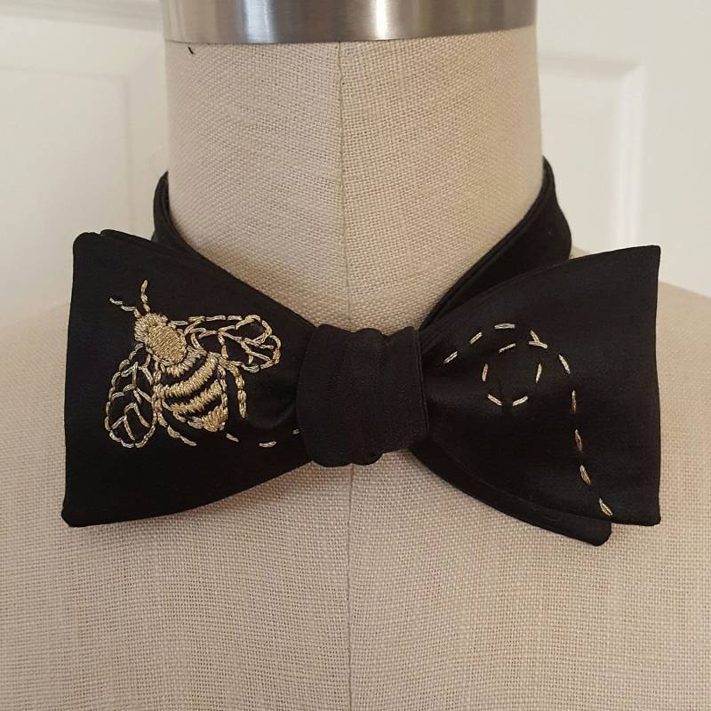 Selbstbindende Fliege | Goldene Bienen Auf Schwarzem Satin Bestickter Selbstbindende Fliege | Goldene Bienen Auf Schwarzem Satin Bestickter von LamFineDesigns