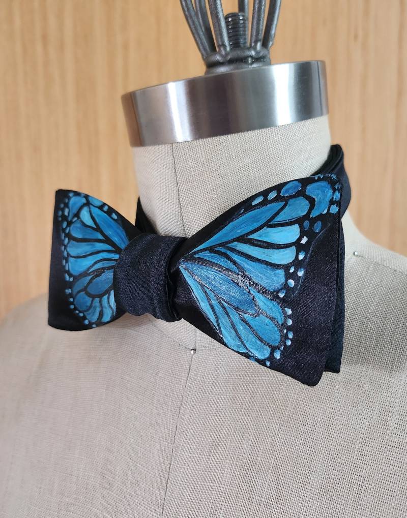 Selbstbindende Fliege | Schwarzer Satin Handgemalter Blauer Schmetterling Auf Schwarzem Hintergrund Selbstbindende Fliege | Schwarzer Satin Handgemalter Blauer Schmetterling Auf Schwarzem Hintergrund von LamFineDesigns