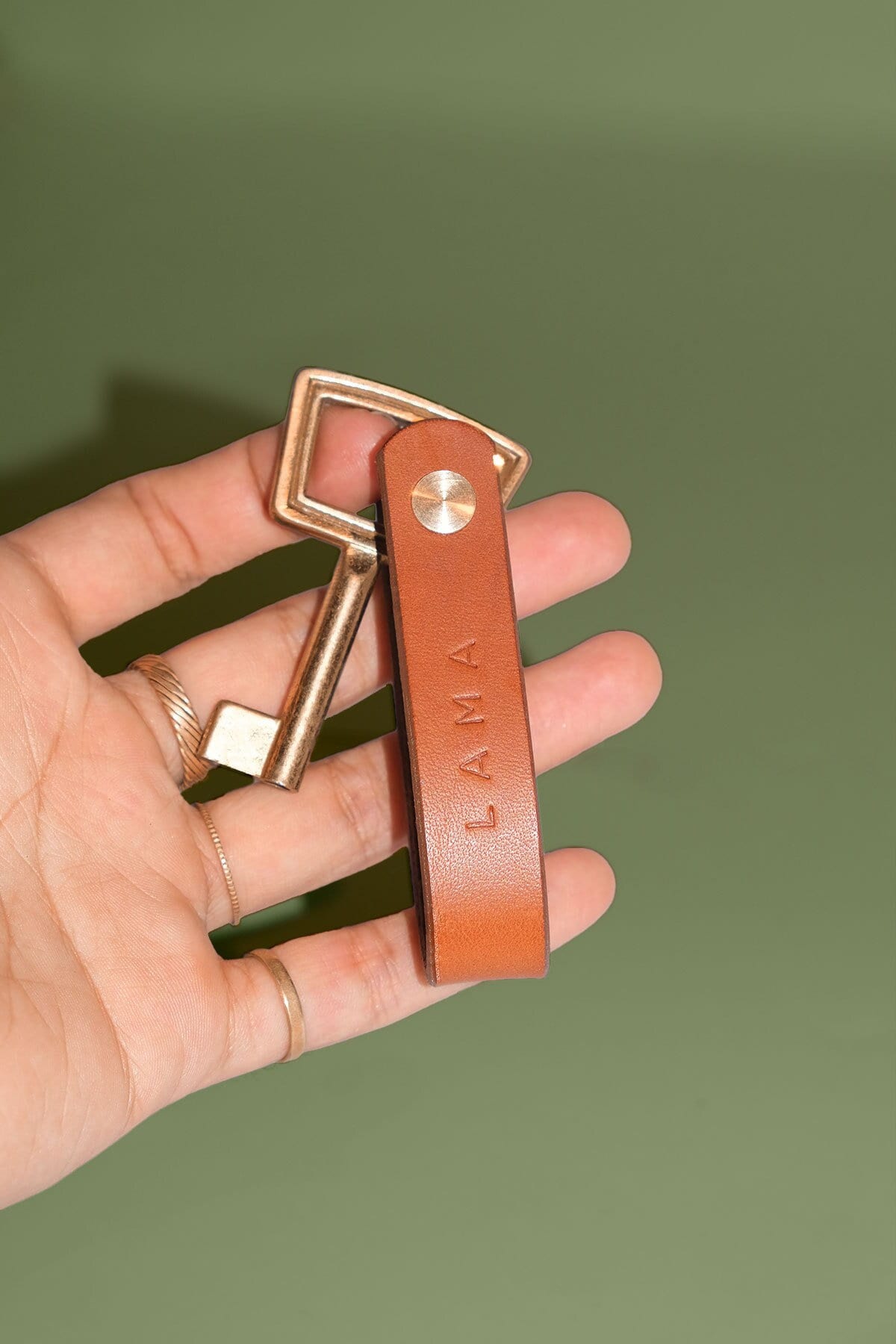 Personalisierter Leder Schlüsselanhänger Mit Messingschraube Monogrammed von Lamadesignberlin