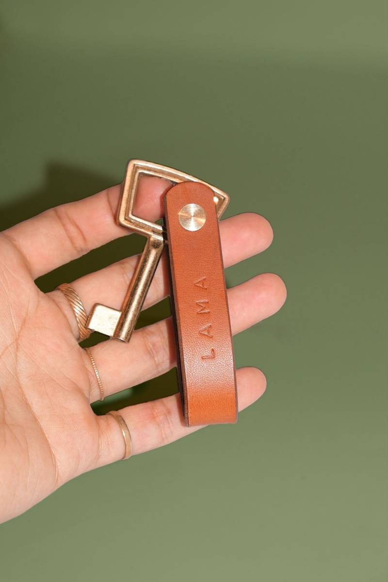 Personalisierter Leder Schlüsselanhänger Mit Messingschraube Monogrammed Personalisierter Leder Schlüsselanhänger Mit Messingschraube Monogrammed von Lamadesignberlin