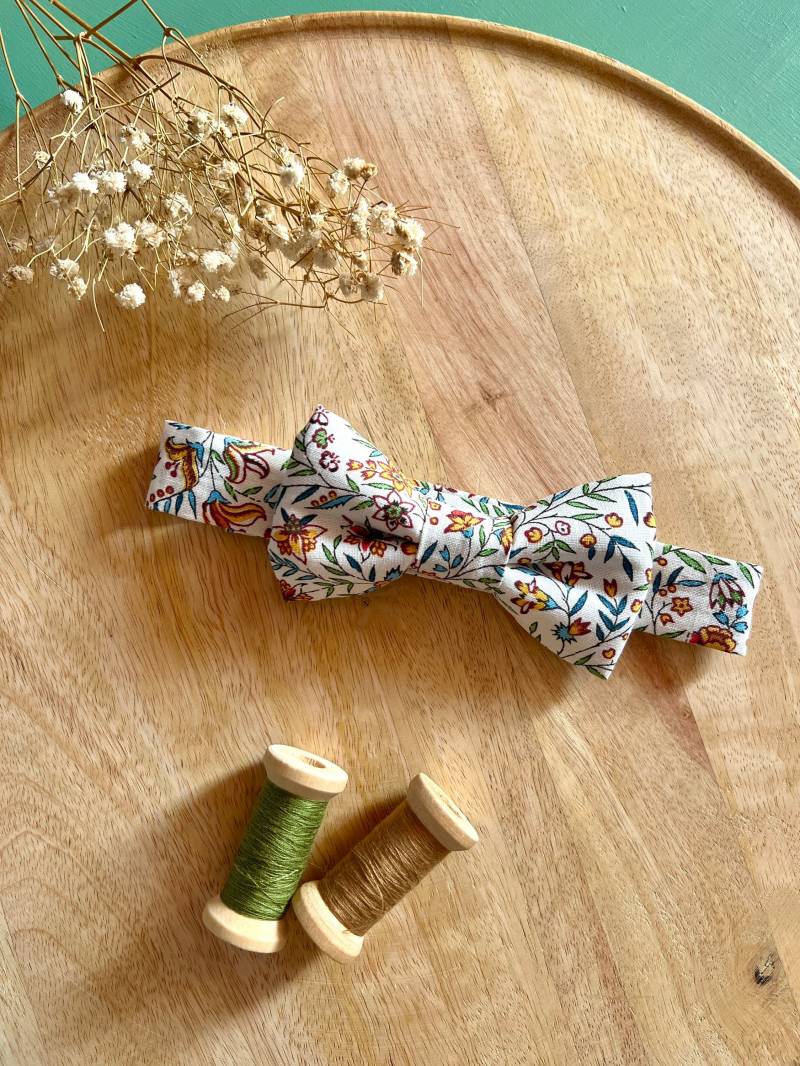 Fliege Für Den Cocktail Zur Hochzeitszeremonie, Aus Baumwolle Oder Wax-stoff Fliege Für Den Cocktail Zur Hochzeitszeremonie, Aus Baumwolle Oder Wax-stoff von Lamainquicoud