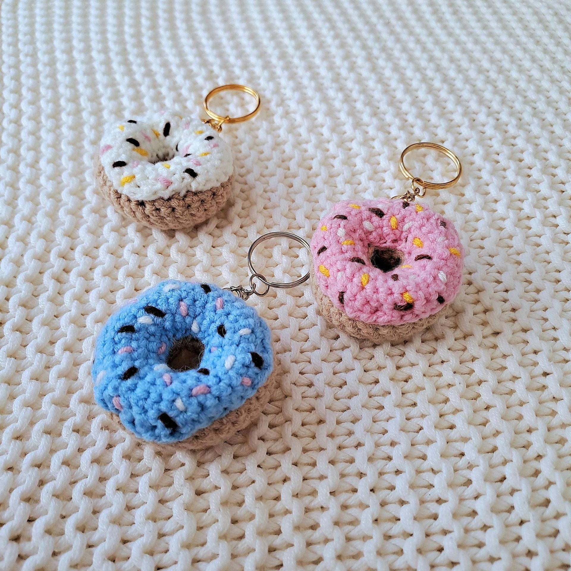 Gehäkelter Schlüsselanhänger Donuts | Anpassbare Farben Handgefertigt. Geldbörsenschmuck. Süßes Geschenk Für Sie Gehäkelter Schlüsselanhänger Donuts | Anpassbare Farben Handgefertigt. Geldbörsenschmuck. Süßes Geschenk Für Sie von Lamamandebouillette