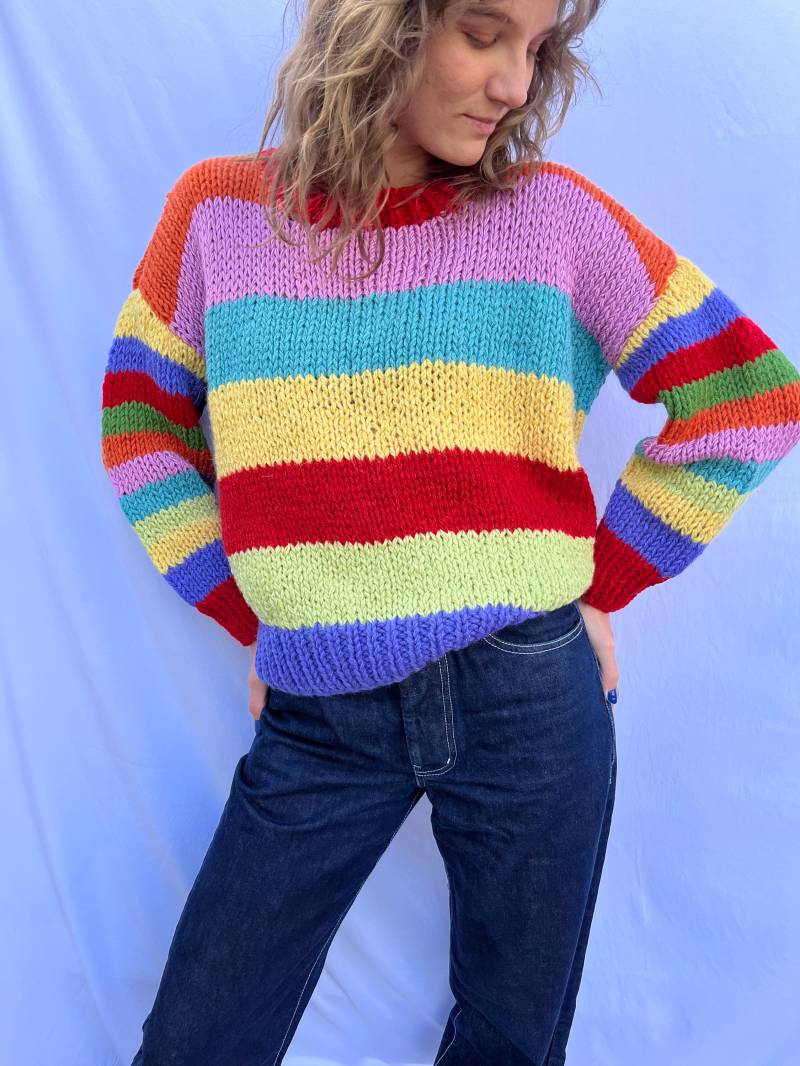 Handgestrickter Pullover Regenbogen Streifen von LambertTricot
