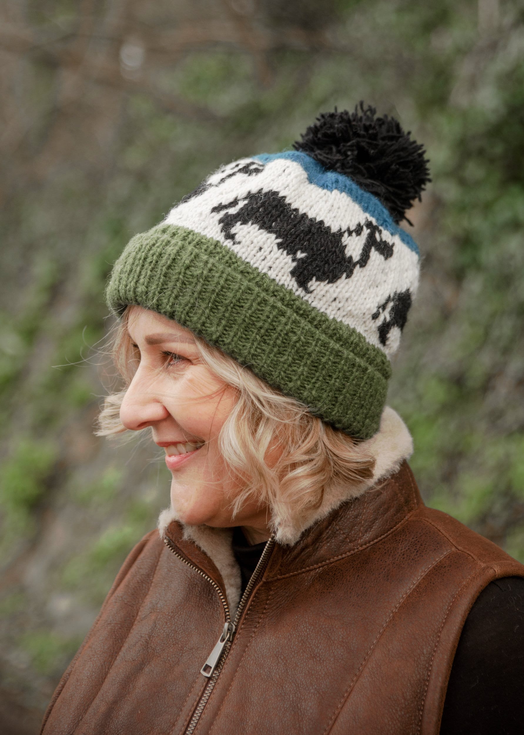 Damen Luxus Wolle Handgestrickt Fleece Linie Bommel Beanie Dackel Wurst Hund Wollmütze Lambland Handmade in Nepal Fair Trade von Lambland