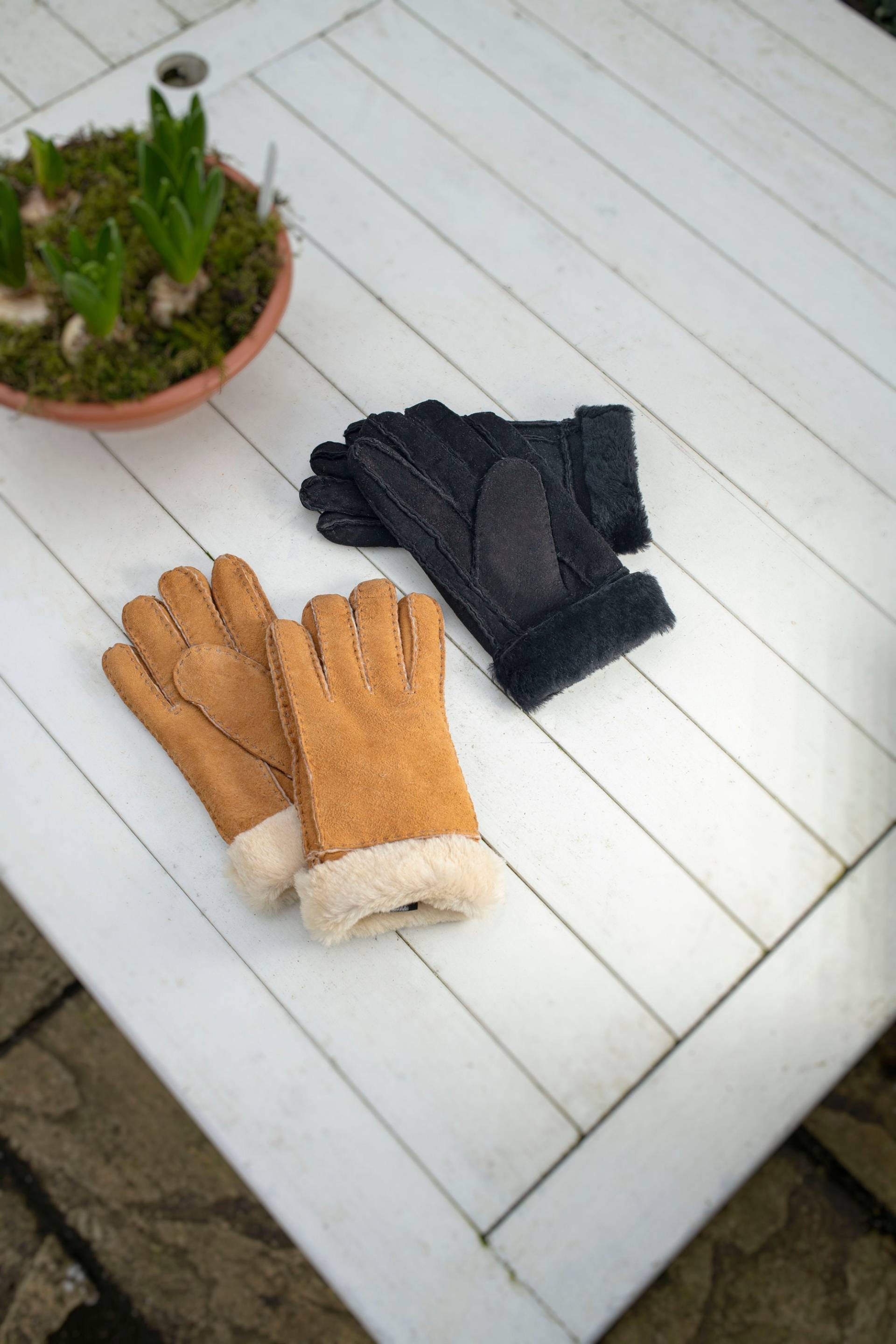 Frauen Luxus Echtes Schaffell Hand Genäht Turn Zurück Flauschige Handschuhe Wildleder Äußere Shearling Innere Lambland Tan Schwarz Höchste Qualität von Lambland