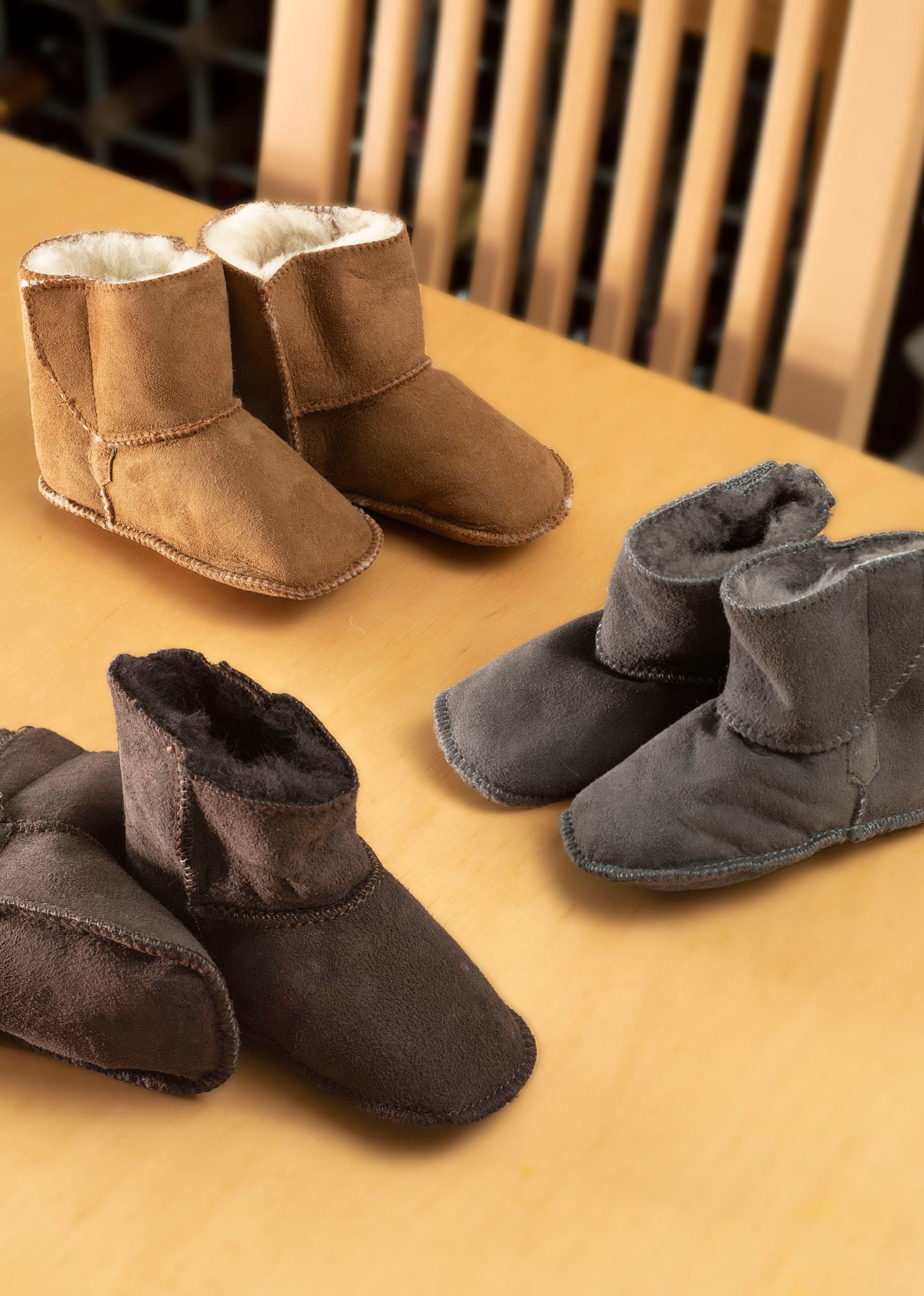 Kinder Babies Schaffell Booties Luxus Shearling Futter Wildleder Außen Ripper Befestigung Stiefel Slipper Kaltwetter Lammland Handarbeit von Lambland