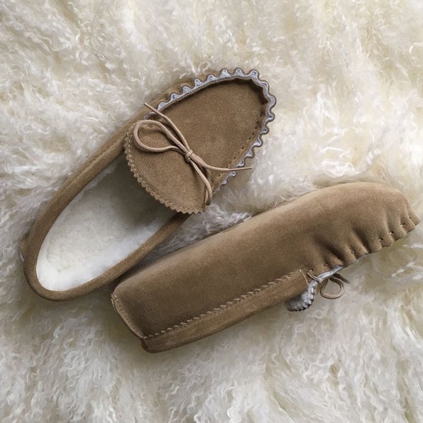 Womens Premium Schaffell Mokassin Hausschuhe Weiche Wildledersohle Mit Lammfellfutter Lace Tie Damen Lambland Uk Made Handgefertigte Mokassins von Lambland