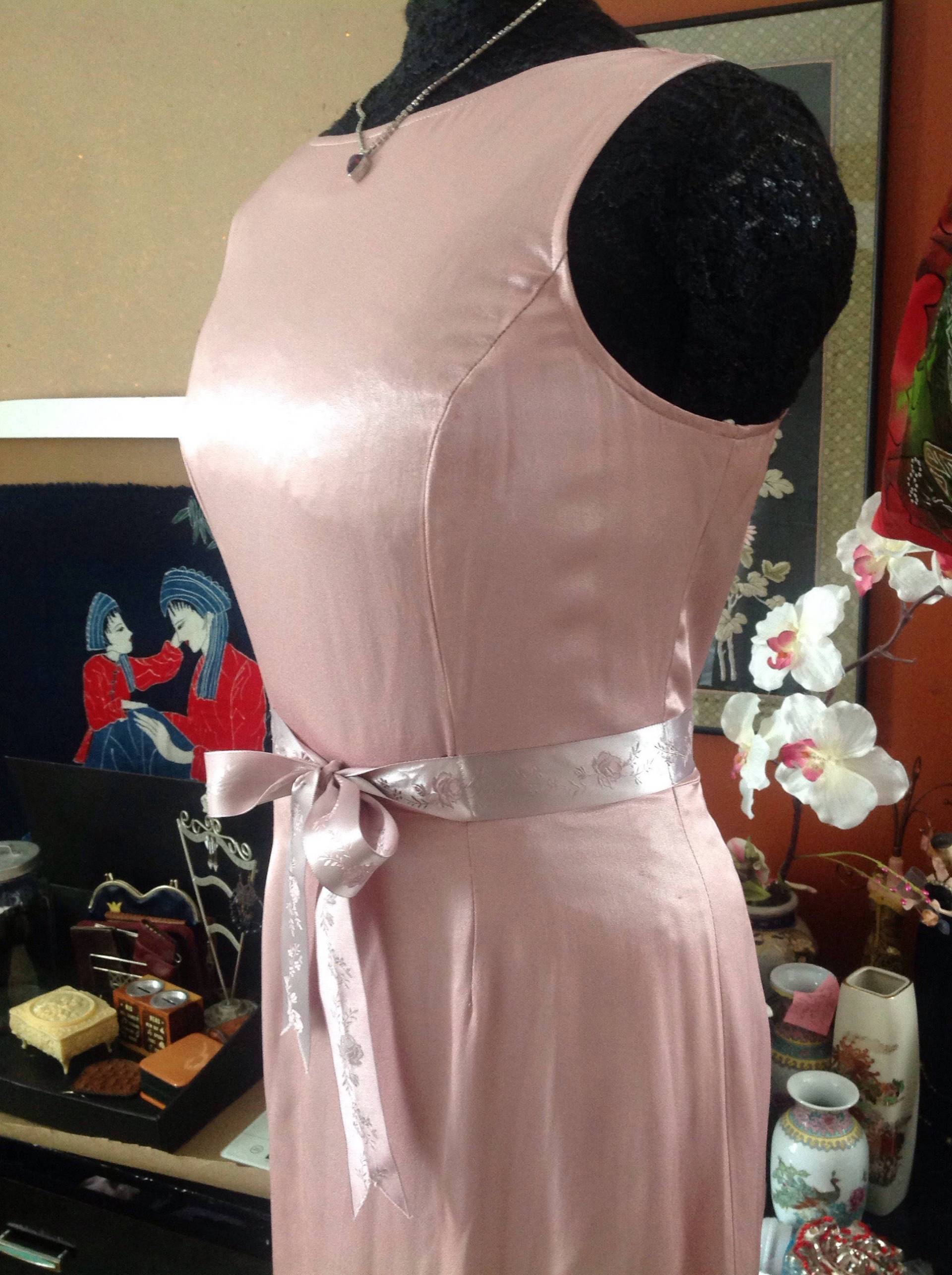 Rosa Satinkleid/Vintage 1990Er Jahre Tailliert Ärmellos Minimalistisch Rückenverschluss Minilänge Damen Flare Pink Rosa Satinkleid/Vintage 1990Er Jahre Tailliert Ärmellos Minimalistisch Rückenverschluss Minilänge Damen Flare Pink von LamereCourage