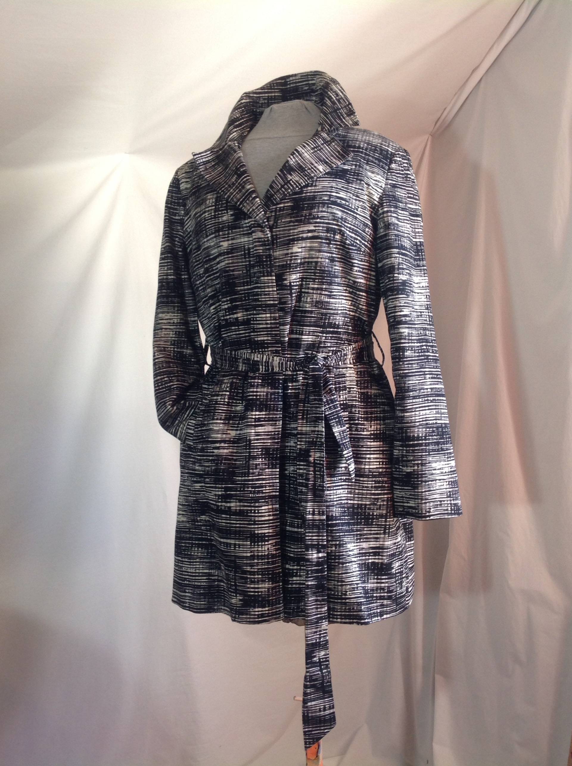 Damen Vintage Schwarz-Weiß Baumwolle Wasserdicht Trenchcoat Gr. M von LamereCourage