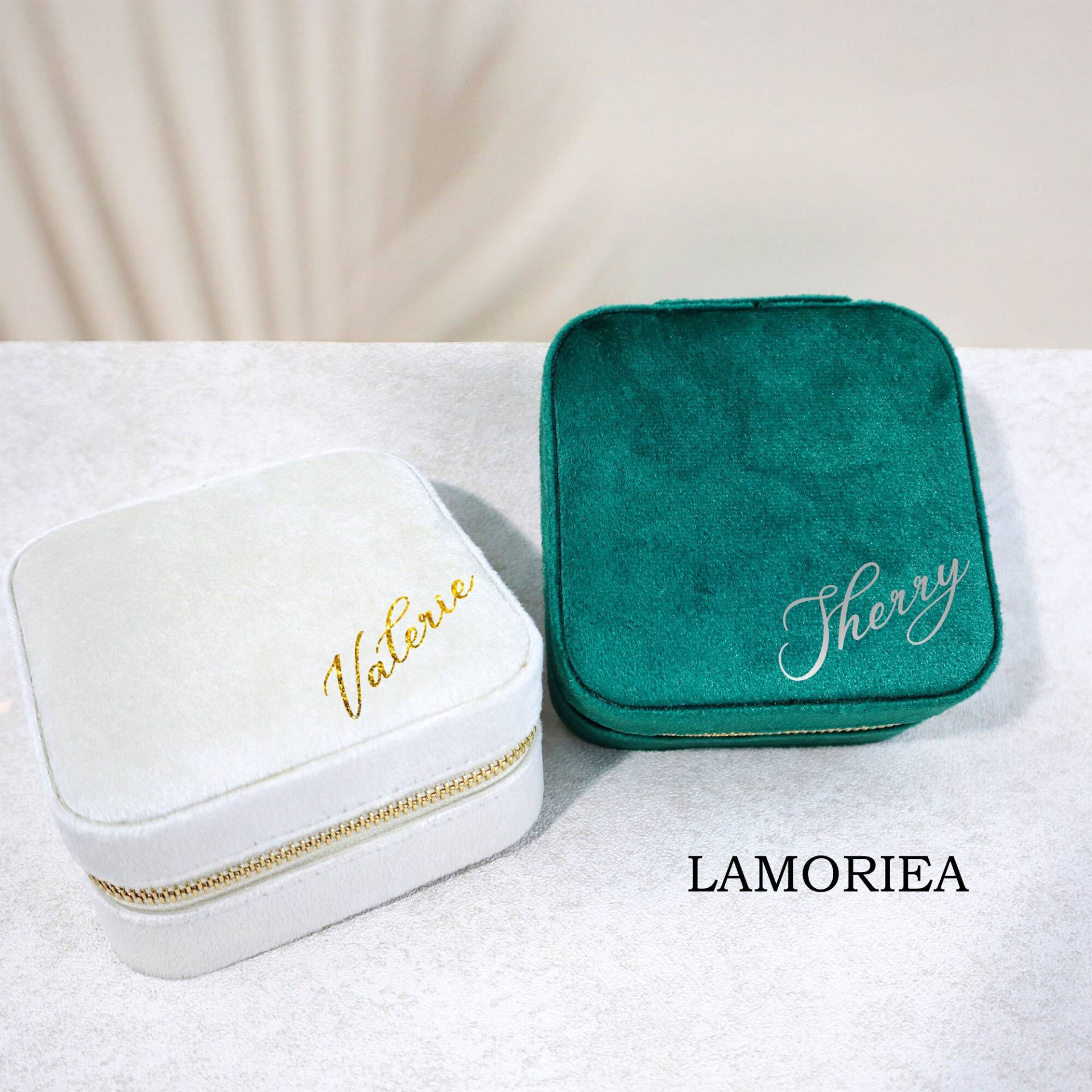 Personalisierte Samt Schmuckschatulle Mädchen Mit Samtoberfläche Schmuckschatulle, Reiseschmuckschatulle Namen, Brautjungfer Vorschlag Personalisierte Samt Schmuckschatulle Mädchen Mit Samtoberfläche Schmuckschatulle, Reiseschmuckschatulle Namen, Brautjungfer Vorschlag von Lamoriea