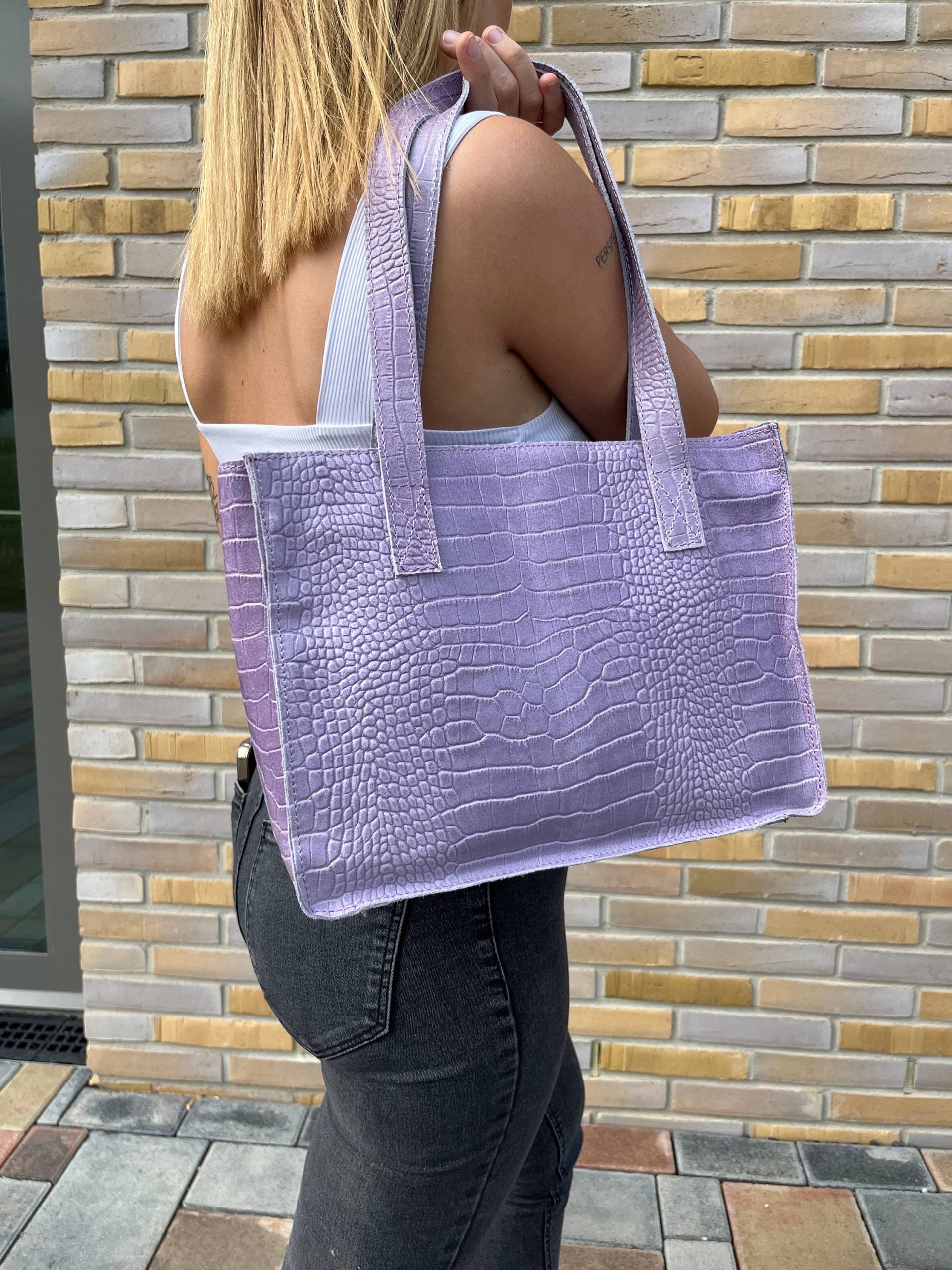 Lila Shopper in Krokodiloptik Aus Edlem Leder, Hochwertiger Langlebigem Henkeltasche, Wochenendtasche, Weekender von LamourducuirDE