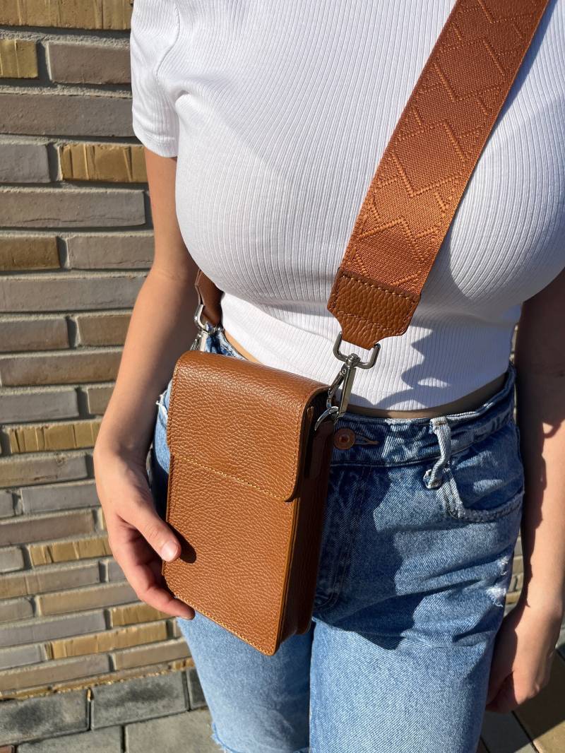 Taschengurt Für Ledertasche in Cognac , Edler Gurt Aus Rindsleder Und Stoff Mit Silbernem Metallkarabiner Modisch Hochwertig Langlebig von LamourducuirDE
