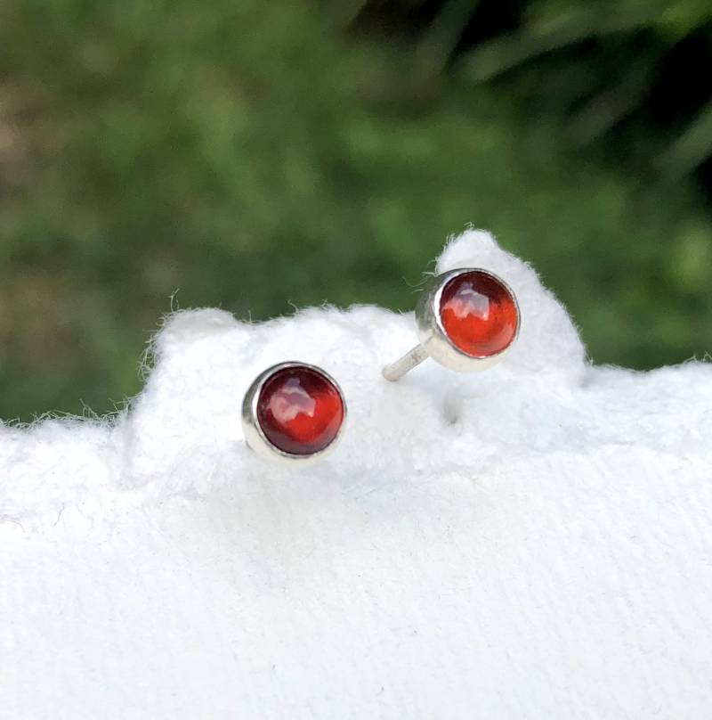 Hessonit Granat Ohrringe, 5mm Ohrstecker, Rote 925 Silber Minimal Ohrstecker Hessonit Granat Ohrringe, 5mm Ohrstecker, Rote 925 Silber Minimal Ohrstecker von LamplighterJewelry