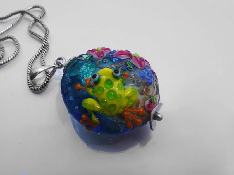 Frosch Und Blumen Lampwork Anhänger von LampworkBeadStore