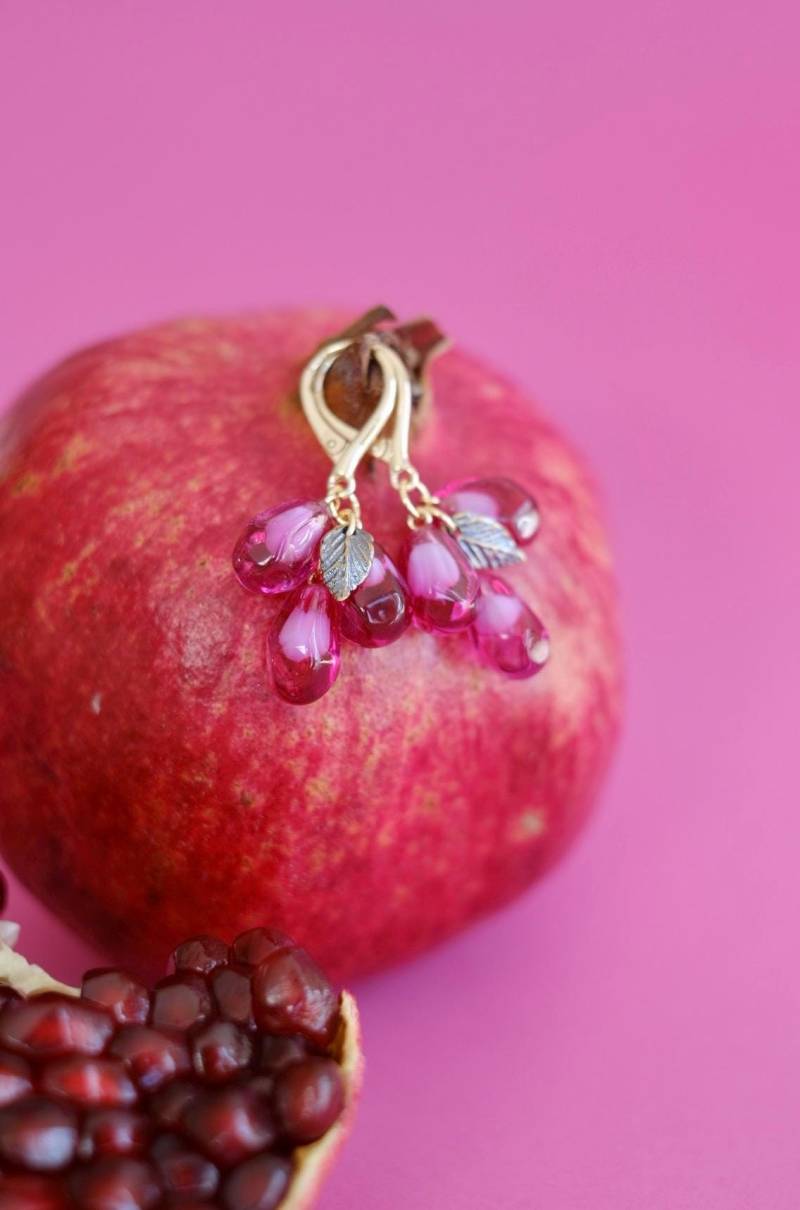 Muranoglas Ohrringe Mit Granatapfelkernen Gold Oder Silber von LampworkGlowingGlass