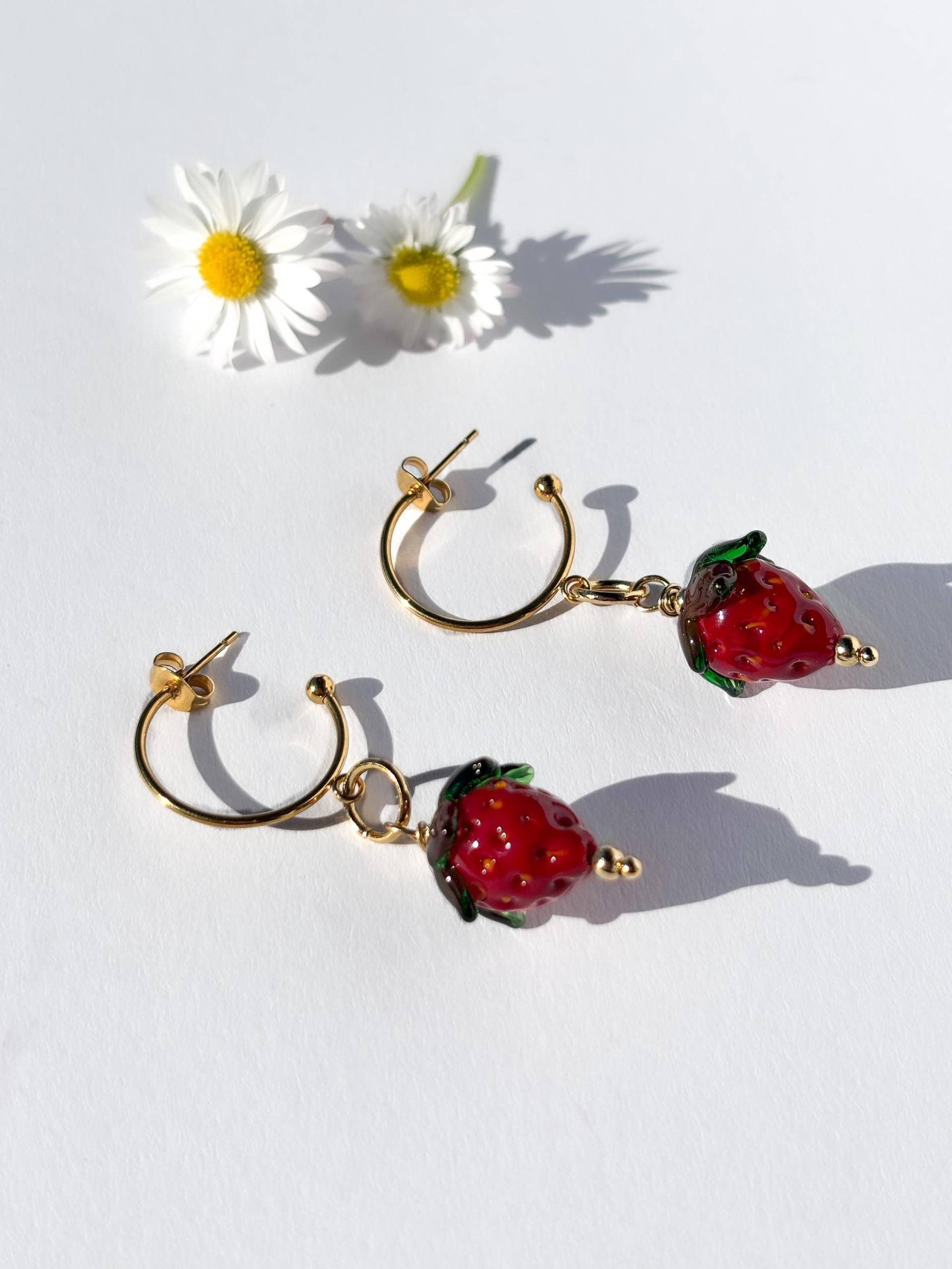 Murano-Glas Erdbeeren Ohrringe - Handgemachter Fruchtschmuck Mit Goldenen Edelstahl-Creolen Murano-Glas Erdbeeren Ohrringe - Handgemachter Fruchtschmuck Mit Goldenen Edelstahl-Creolen von LampworkartbyNils