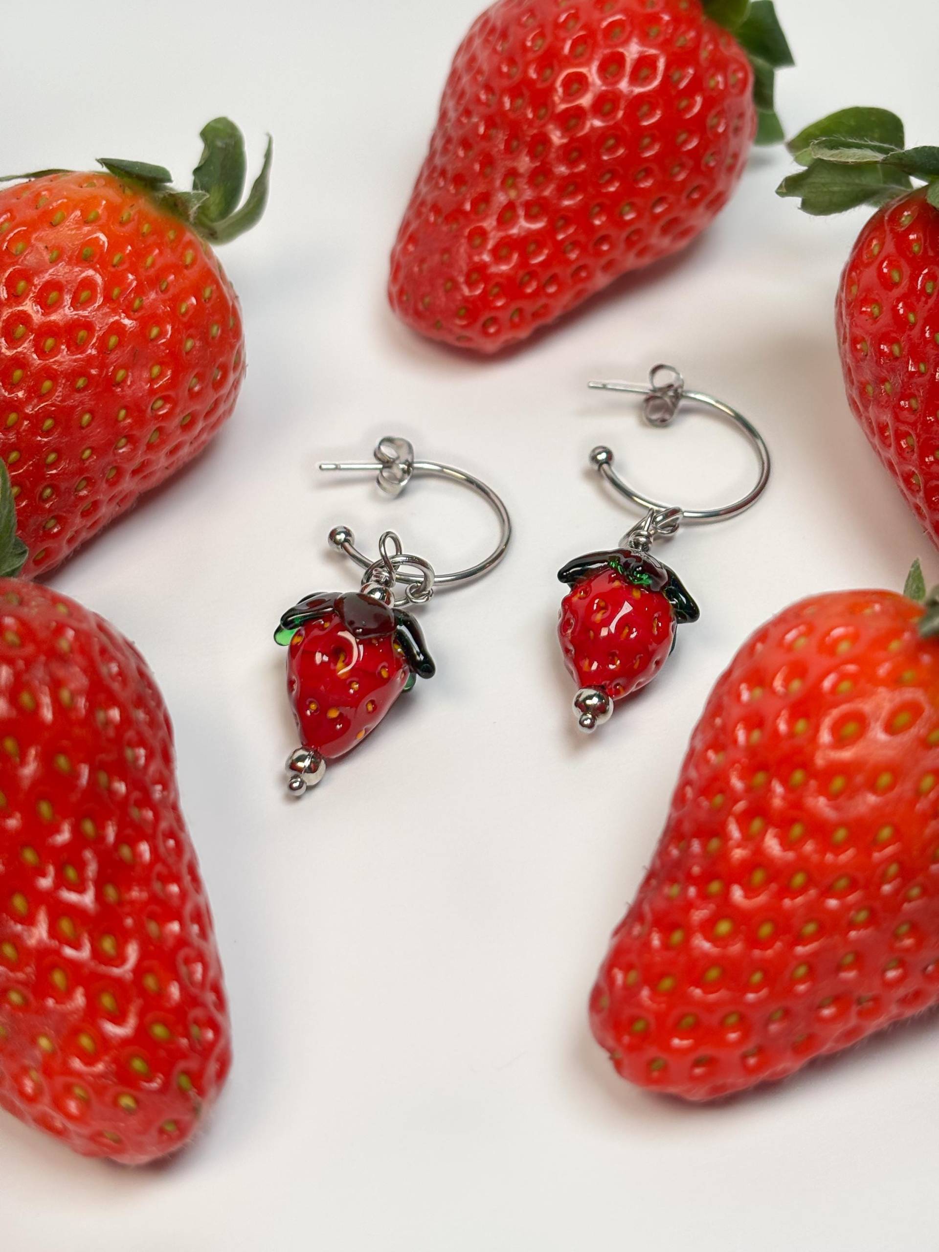 Murano-Glas Erdbeeren Ohrringe - Handgemachter Fruchtschmuck Mit Silbernen Edelstahl-Creolen Murano-Glas Erdbeeren Ohrringe - Handgemachter Fruchtschmuck Mit Silbernen Edelstahl-Creolen von LampworkartbyNils