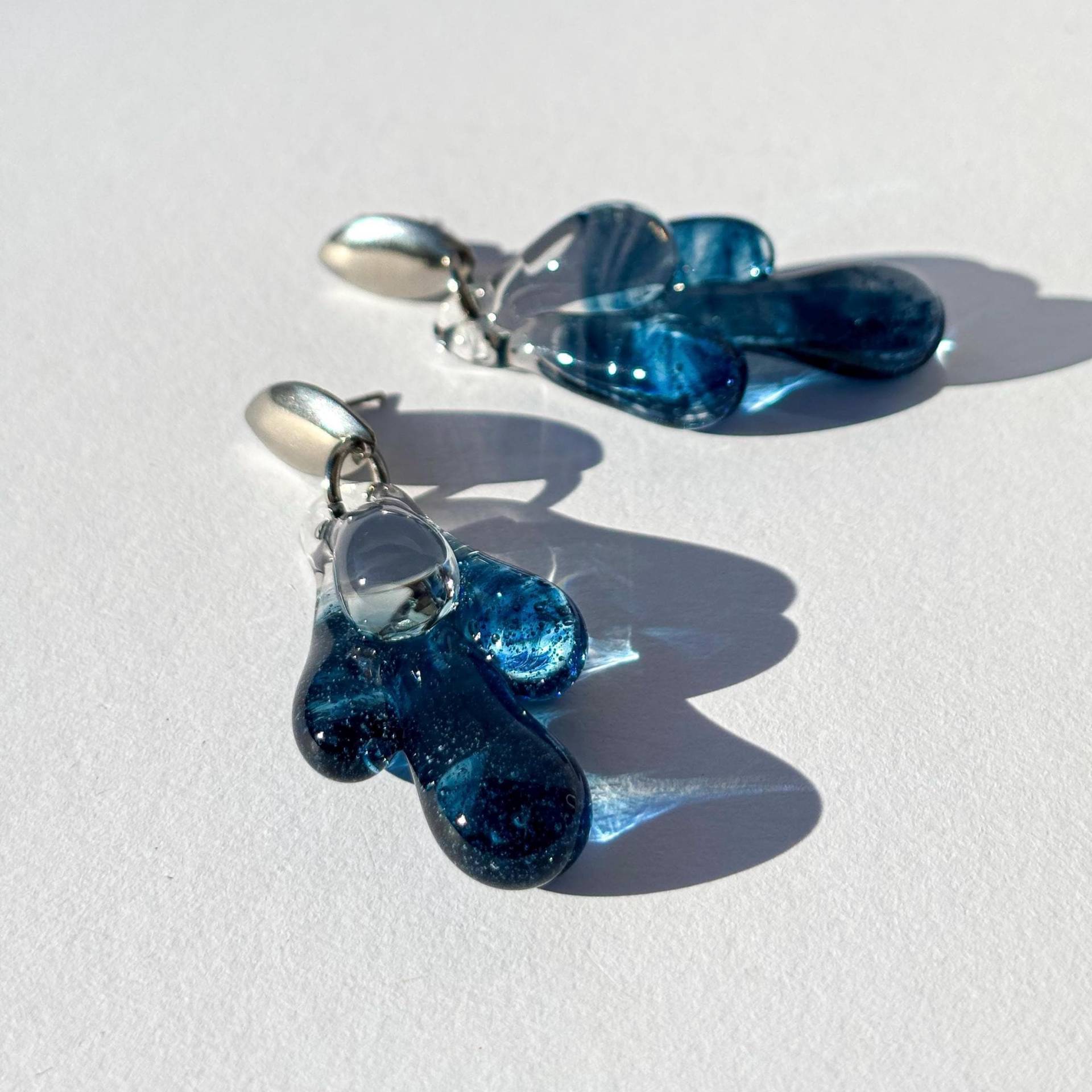Ohrringe Aus Borosilikatglas - Tropfenform in Meeresblau Statement-Ohrringe/ Glas & Edelstahl Maritime Wassertropfen Ohrringe Aus Borosilikatglas - Tropfenform in Meeresblau Statement-Ohrringe/ Glas & Edelstahl Maritime Wassertropfen von LampworkartbyNils