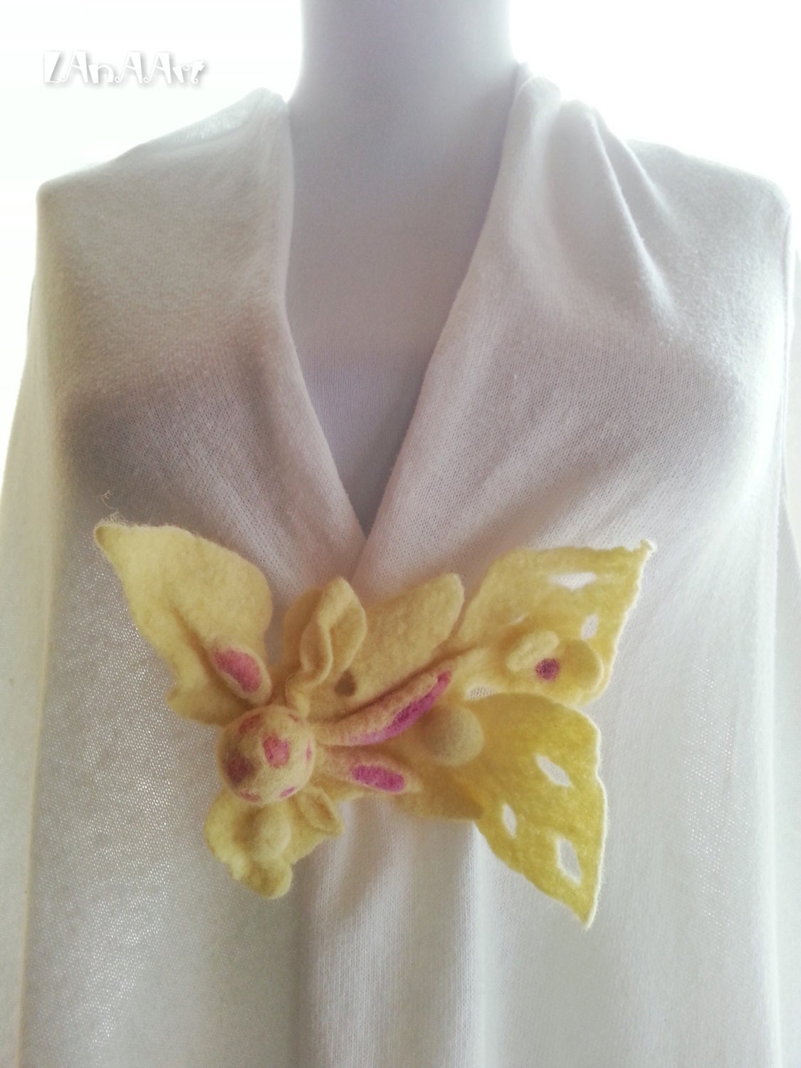 Schalbrosche - Westenbrosche Anstecknadel Gelbe Blumenfee, Filzblume Handgemacht, Filzverschluss Zitronengelb, Pink, Shibori, Unikat, Unikat Schalbrosche - Westenbrosche Anstecknadel Gelbe Blumenfee, Filzblume Handgemacht, Filzverschluss Zitronengelb, Pink, Shibori, Unikat, Unikat von LanAArt
