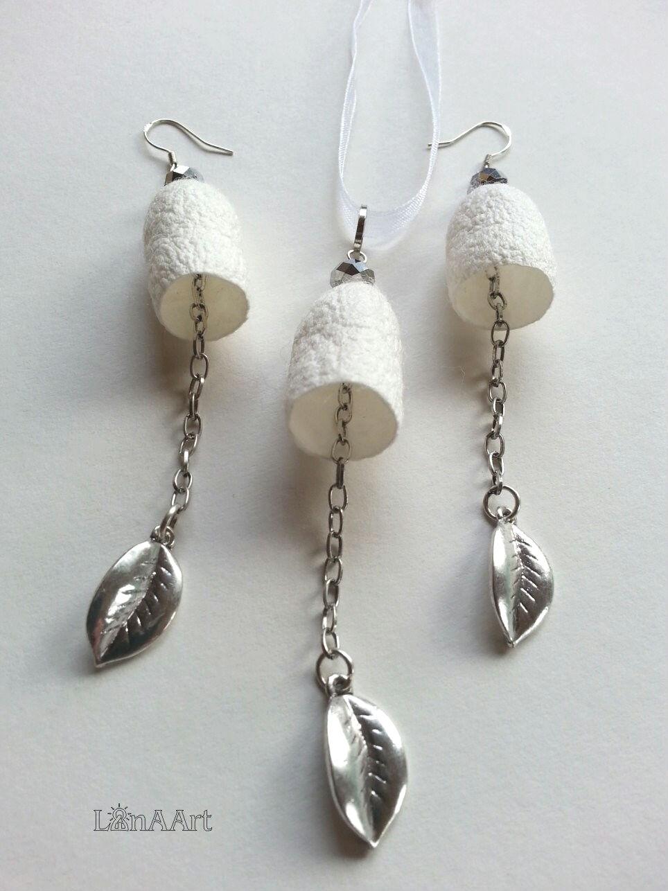 Weißer Schmuck Set - Anhänger Und Lange Ohrringe Metallketten Blätter, Baumeln Tropfen, Naturweiß Seidenkokons Weißer Schmuck Set - Anhänger Und Lange Ohrringe Metallketten Blätter, Baumeln Tropfen, Naturweiß Seidenkokons von LanAArt