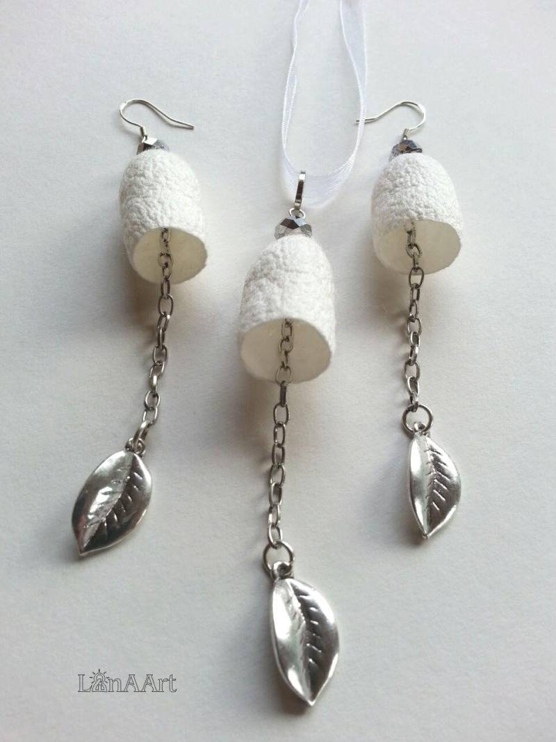 Weißer Schmuck Set - Anhänger Und Lange Ohrringe Metallketten Blätter, Baumeln Tropfen, Naturweiß Seidenkokons Weißer Schmuck Set - Anhänger Und Lange Ohrringe Metallketten Blätter, Baumeln Tropfen, Naturweiß Seidenkokons von LanAArt