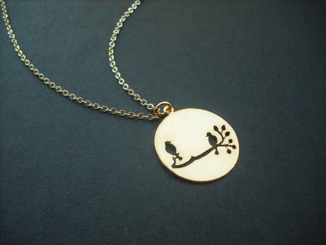 16K Gold Plated Kette Withtwo Vögel Auf The Branch Cut Out Runde Disk-Anhänger von Lana0Crystal