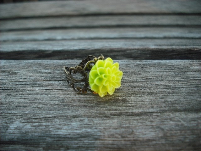 Antike Malzkaffee Messingring - Hellgrün von Lana0Crystal