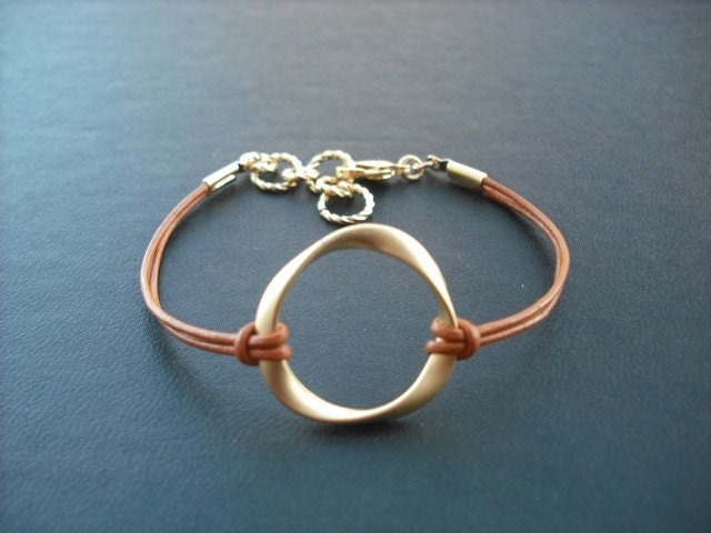 Brautjungfer Armband, Matt Gold Verdreht Hoop Armband von Lana0Crystal