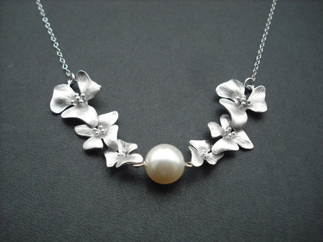 Brautjungfer Collier, Doppel Drei Falten Blumen Mit Swarovski Perle Halskette - Matt Weiß-Gold Plattiert von Lana0Crystal