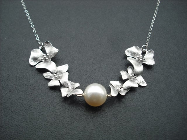 Brautjungfer Collier, Doppel Drei Falten Blumen Mit Swarovski Perle Halskette - Matt Weiß-Gold Plattiert von Lana0Crystal