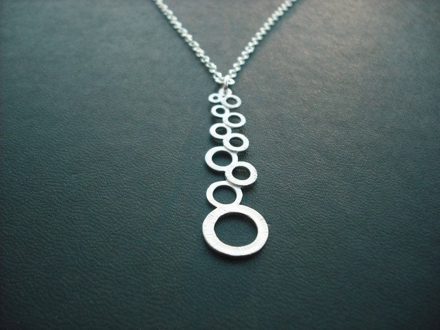 Brautjungfer Geschenk, Halskette Silber Mit Modernen Verknüpften Kreisen, Hochzeitsgeschenk, Blumenmädchen Geburtstagsgeschenk von Lana0Crystal