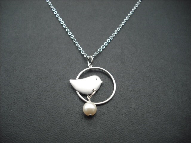 Brautjungfer Geschenk, Halskette Silber Mit Süßen Kleinen Küken Saß Auf Einem Hoop Und Swarovski Birthstone, Geburtstagsgeschenk, Geschenk Für von Lana0Crystal