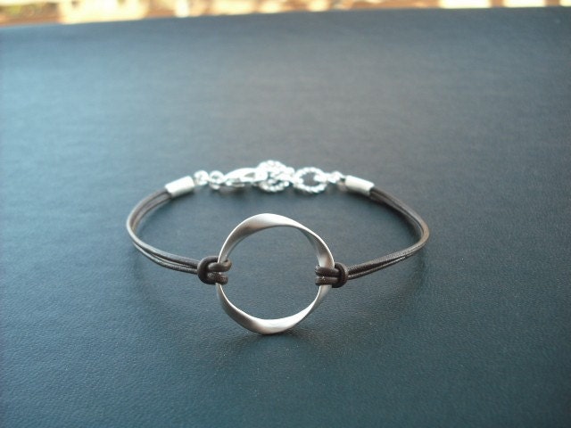 Brautjungfer Geschenk, Hochzeitsgeschenk, Armband, Silber Armband Mit Einfachen Verdrehte Ring von Lana0Crystal