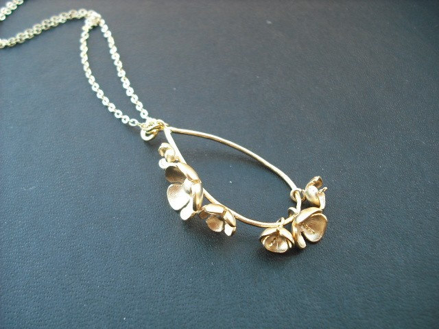 Brautjungfer Halskette, Versilbert Matt 16 K Gelbgold Halskette Mit Blume Teardrop, Brautjungfern Geschenk, Hochzeitsgeschenk von Lana0Crystal