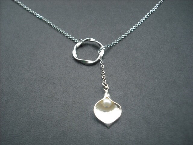 Brautjungfer Lariat, Silber Birthstone Lariat Mit Calla Lilien, Swarovski Birthstone, Bridesmaid Gift, Blumenmädchen Geschenk, Hochzeitsgeschenk von Lana0Crystal