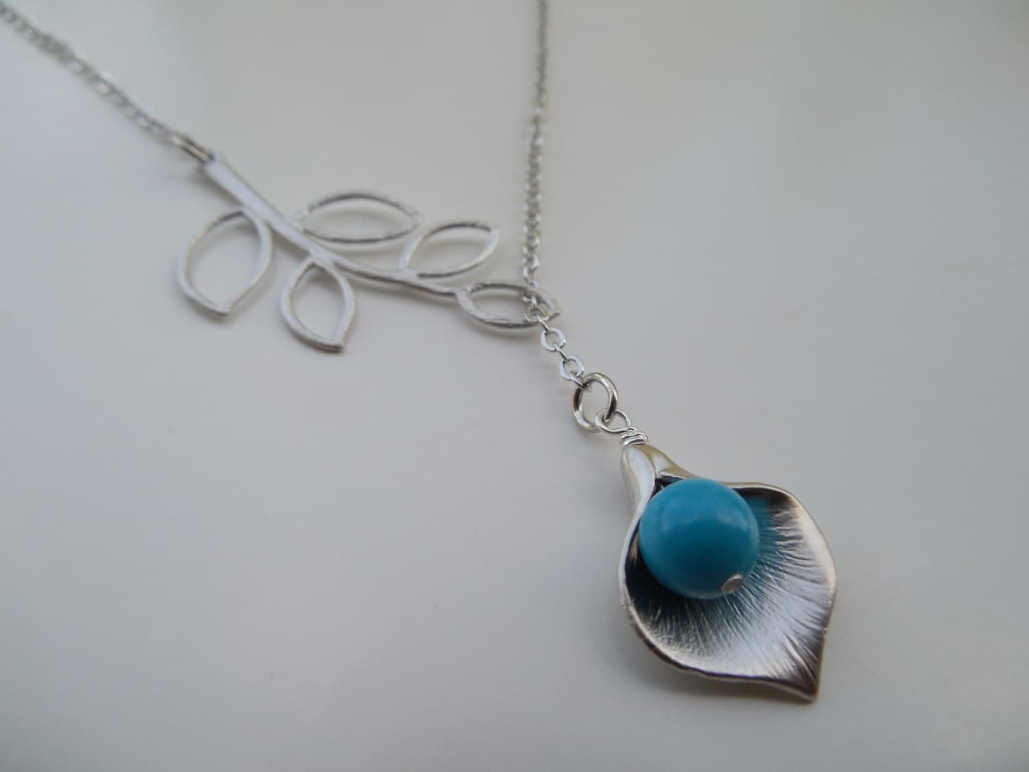 Brautjungfer Lariat, Silber Lariat Mit Fünf Blatt Branch, Sumpfkalla, Türkis Perlen, Version 2 von Lana0Crystal