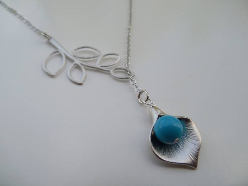 Brautjungfer Lariat, Silber Lariat Mit Fünf Blatt Branch, Sumpfkalla, Türkis Perlen, Version 2 von Lana0Crystal