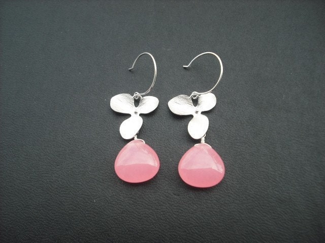 Brautjungfer Ohrringe, Silber Orchidee Blume Ohrring Mit Bubble Gum Pink Glatte Jade Briolette von Lana0Crystal