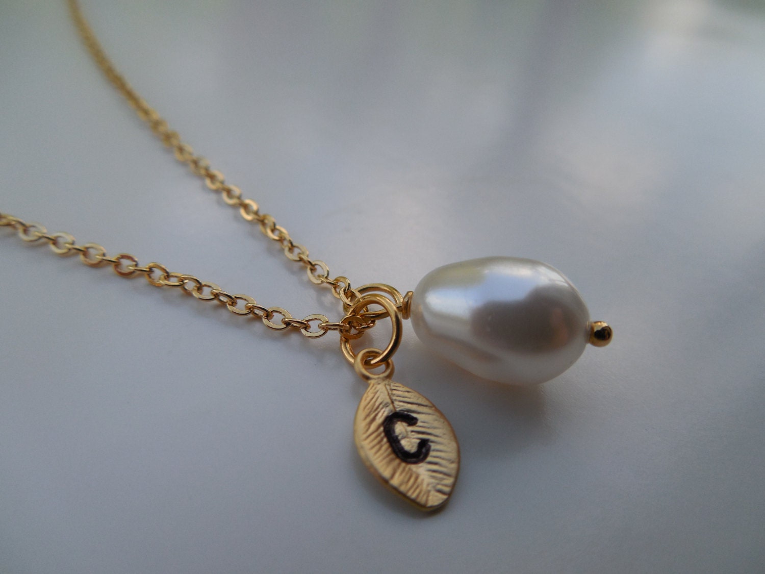 Brautjungfern Geschenk, Halskette, Gold Halskette Mit Pear Swarovski Perle, Personalisierte Initial Blatt von Lana0Crystal