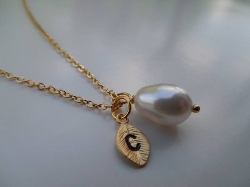 Brautjungfern Geschenk, Halskette, Gold Halskette Mit Pear Swarovski Perle, Personalisierte Initial Blatt von Lana0Crystal