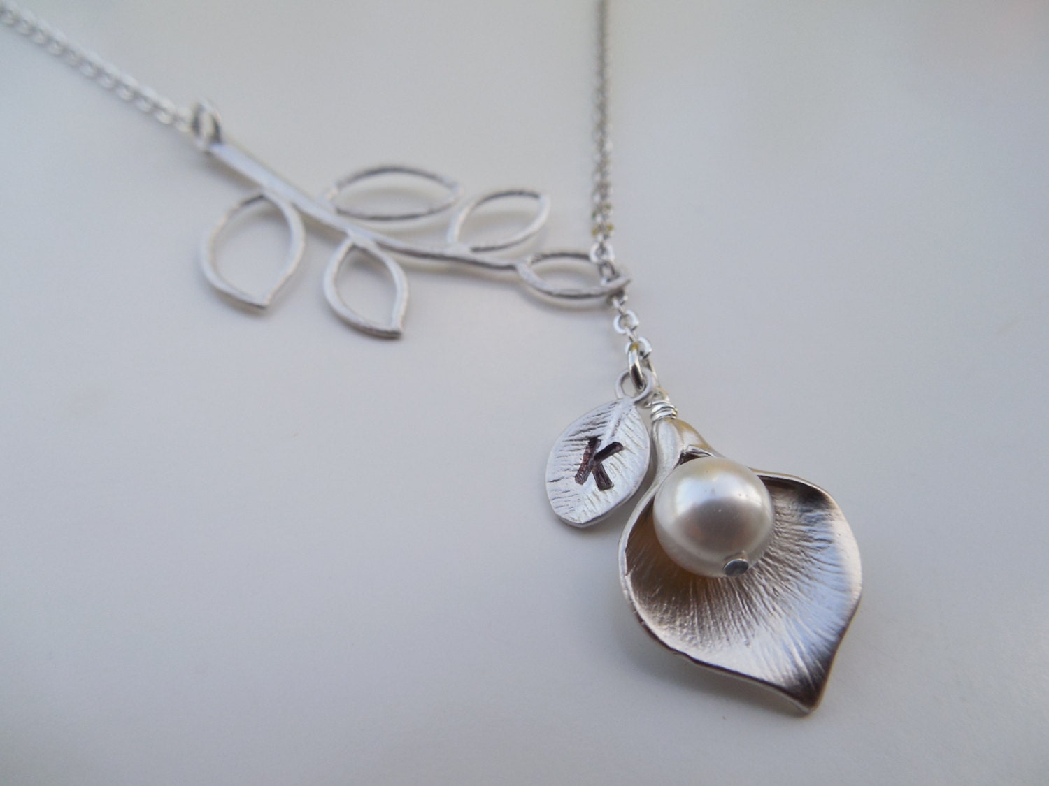 Brautjungfern Geschenk, Halskette, Juni Geburtsstein, Silber Oder Gold Lariat Mit Anfangsblatt, Fünf Blatt Ast, Calla Lilie, Hochzeitsgeschenk von Lana0Crystal