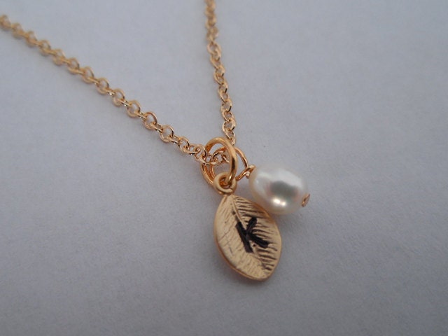 Brautjungfern Geschenk, Hochzeit, Gold Oder Weißgold Vergoldete Halskette Mit Personalisierte Erste Blatt Und Süßwasser-Zuchtperlen, Brautjungfer von Lana0Crystal