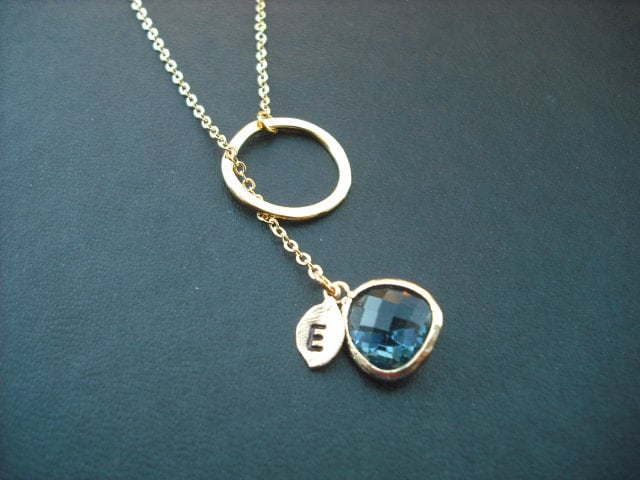 Brautjungfern Geschenk, Hochzeitsgeschenk, Goldene Brautjungfer Lariat Mit Goldenen Hoop, Jewel, Personalisierte Erste Blatt, Blumenmädchen von Lana0Crystal