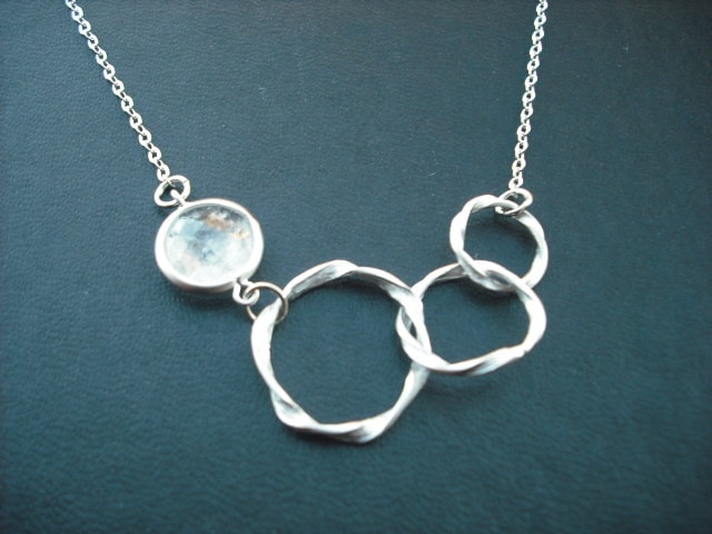 Brautjungfern Geschenk, Hochzeitsgeschenk, Matt White Gold Plattiert Tirple Twisted Kreis Mit Klarer Quarz Lünette Halskette von Lana0Crystal