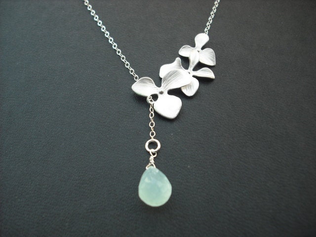 Brautjungfern Geschenk, Hochzeitsgeschenk, Silber Brautjungfer Birthstone Lariat, Triple Orchidee Blumen Lariat Mit Gem Briolette - 34 Farben von Lana0Crystal