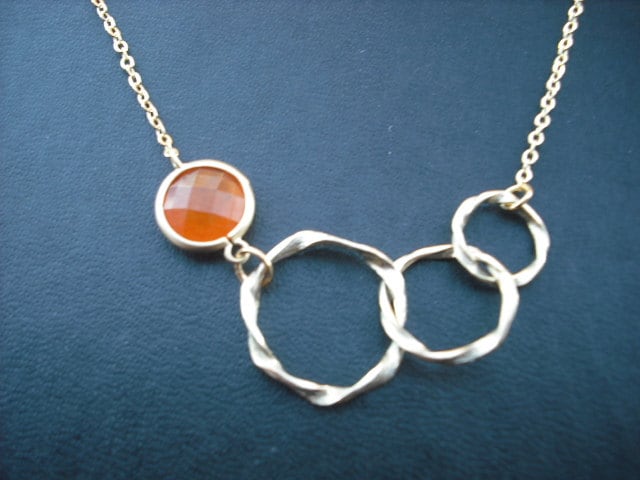 Brautjungfern Geschenk, Hochzeitsgeschenk, Tirple Twisted Kreis Mit Roter Aventurin Lünette Halskette - 16K Gold Plated von Lana0Crystal