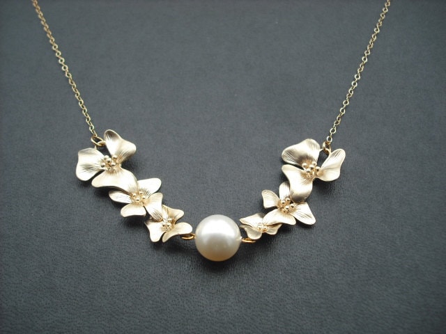 Brautjungferngeschenk, Gold Brautjungfer Halskette Mit Doppel Drei Falten Blumen Kaskadierung Kette von Lana0Crystal