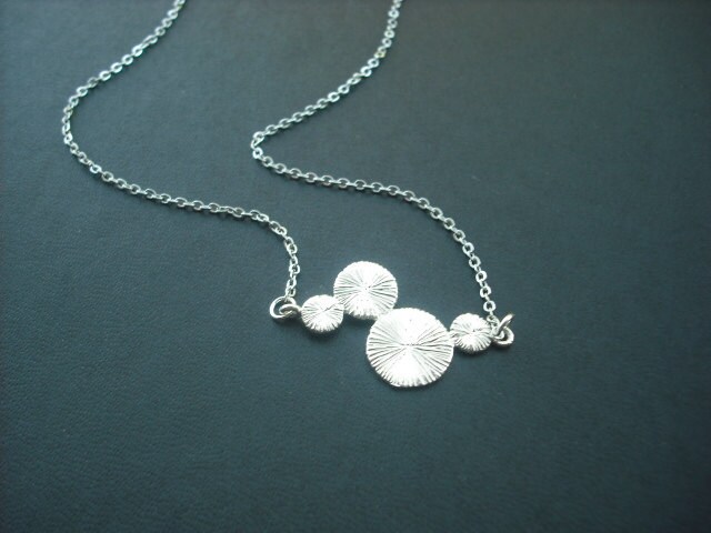 Brush Textured Linked Circles Halskette - Matt Weiß Vergoldet von Lana0Crystal