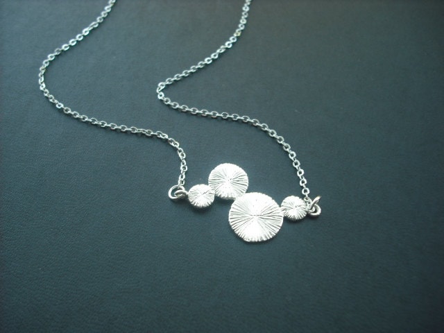 Brush Textured Linked Circles Halskette - Matt Weiß Vergoldet von Lana0Crystal